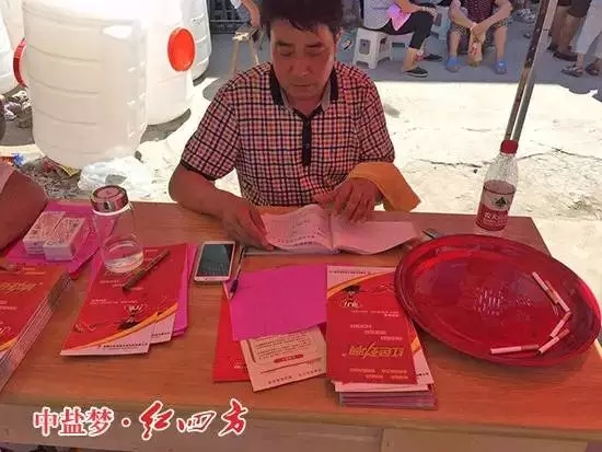 送科技,送文化。一边定肥,一边看演出,这个夏天充满“凉意”。 送科技,送文化。一边定肥,一边看演出,这个夏天充满“凉意”。