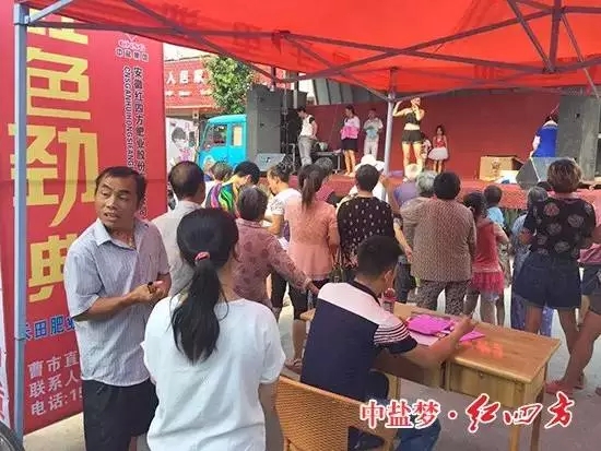 农民朋友循声而来,有的咨询肥料施用方法,有的寻求农技帮助,有的直接交款定肥。 农民朋友循声而来,有的咨询肥料施用方法,有的寻求农技帮助,有的直接交款定肥。