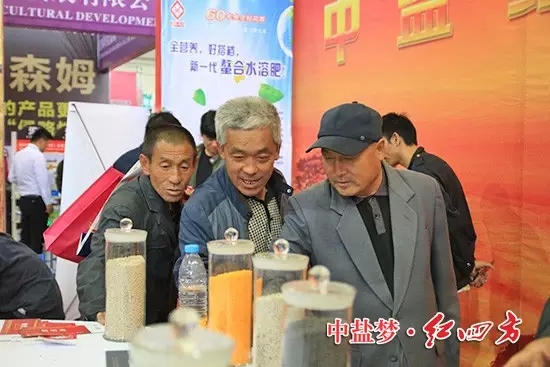 &ldquo;往哪里走啊？&rdquo;一位参会的经销商拉住身边匆匆而过的老乡问。