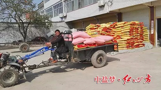 安徽怀远乡镇红四方肥料大卖,老周终于装满一车。.webp.jpg