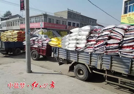 刚到的红四方复合肥就拖走了三大车,肥料不等人,来晚了可就没有喽! 刚到的红四方复合肥就拖走了三大车,肥料不等人,来晚了可就没有喽!