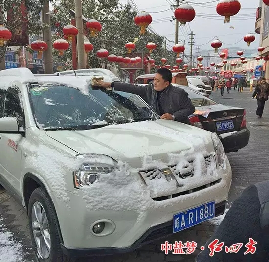 风雨无阻农资路,红四方农化销售员都是好样的!无论是指导农户科学种田,还是走村入户送农化服务,他们始终咬紧牙关,坚持再坚持。 风雨无阻农资路,红四方农化销售员都是好样的!无论是指导农户科学种田,还是走村入户送农化服务,他们始终咬紧牙关,坚持再坚持。