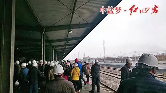 在雾气笼罩下,这条四通八达的运输线,只能“犹抱琵琶半遮面了”! 在雾气笼罩下,这条四通八达的运输线,只能“犹抱琵琶半遮面了”!