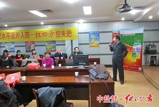 孙孝根经理正在为大家介绍企业文化与产品知识。 孙孝根经理正在为大家介绍企业文化与产品知识。