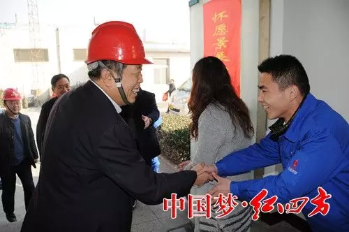 方立贵总经理向磷复肥公司质监中心员工致以新春的问候 方立贵总经理向磷复肥公司质监中心员工致以新春的问候