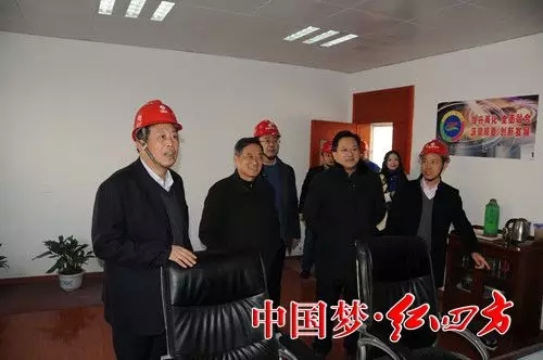 化肥工业协会领导和方立贵总经理查看磷复肥公司调度室自动化控制系统 化肥工业协会领导和方立贵总经理查看磷复肥公司调度室自动化控制系统