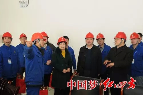 公司领导在西区调度室向当班人员致以新春的祝福 公司领导在西区调度室向当班人员致以新春的祝福