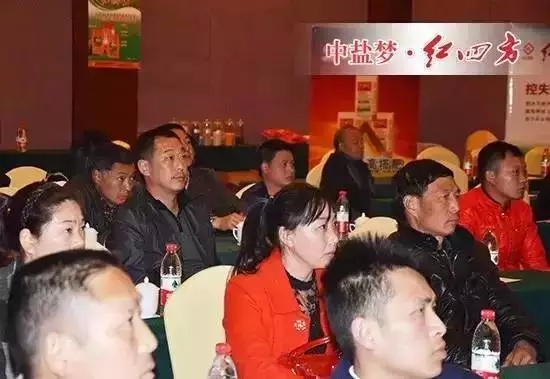 随州经销商正在认真听讲经理的讲解